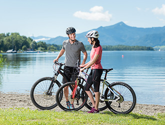 Fahrradfahren entlang des Chiemseeufers