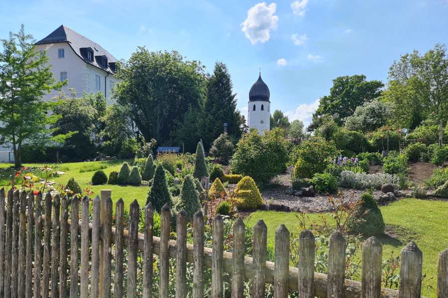 Kloster Fraueninsel mit Klostergarten